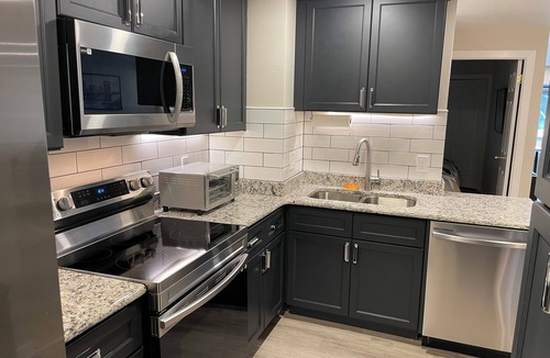 Trinity Vicinity Condo | Delaware Philly 2026 Hub: Steps to Train, Philly Festivals & Food!
