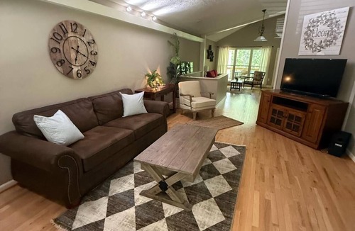 LaGrange House | Delightful Westpoint Lakehouse with AC in charming LaGrange