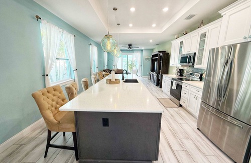 Tyler Gardens House | Deluxe 3BR House with pool, short walk to beach
