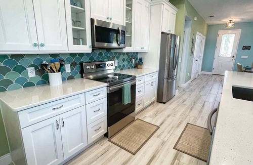Tyler Gardens House | Deluxe 3BR House with pool, short walk to beach