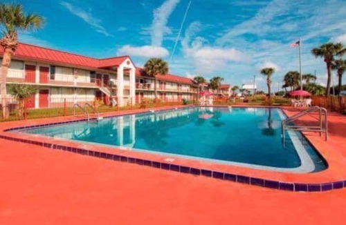 Haines City Apartment | Deluxe King Bed | Dundee