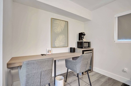 Galt Mile Apartment | Deluxe King Room in Fort Lauderdale