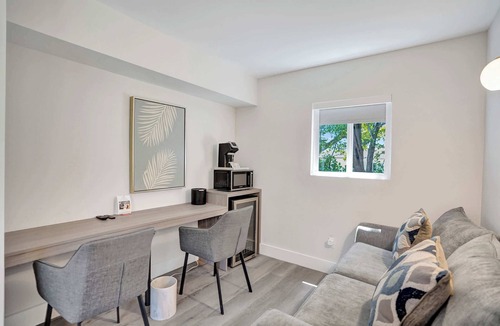 Galt Mile Apartment | Deluxe King Room in Fort Lauderdale