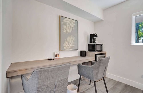 Galt Mile Apartment | Deluxe King Room in Fort Lauderdale