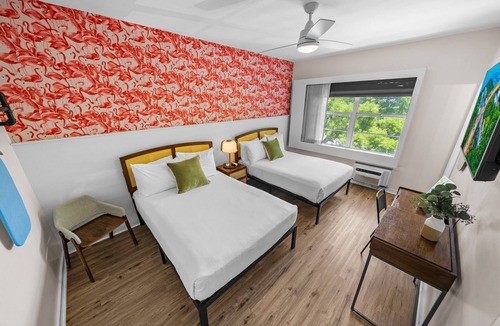 City Center Hotel | Deluxe Two Queen Beds - Steps from Beach - Included Parking - Free Beach Chairs