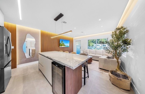 Seybold House | Design Dist Cozy New Home | BBQ and Private HotTub
