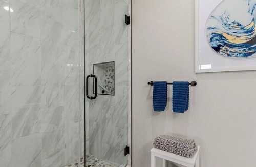 Maryvale Condo | Designer 2BD/2BA in Gated Resort w/Pool & Gym