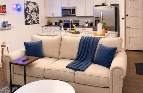 Las Colinas Apartment | Designer Game Suite - Resort Amenities - DART Rail
