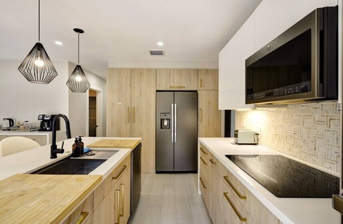 Spring Garden House | Designer Home w Pool & Fire pit - Free Parking, BBQ Grill, 10 min to Brickell