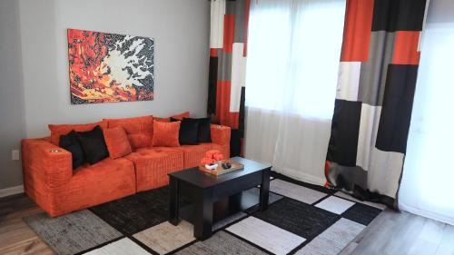 Highlands Apartment | Designer King - Near JAX Airport & Stadium District