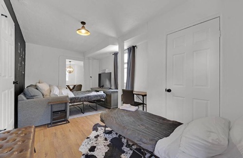 Pinewood Park Apartment | Designer spot - No Extra Fees - Palm Wave Says