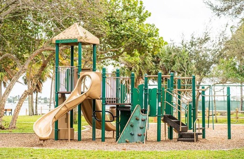 Pinewood Park Apartment | Designer spot - No Extra Fees - Palm Wave Says