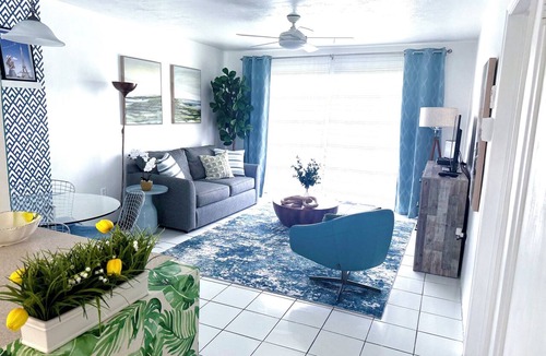 Aventura Condo | Designer’s 1-Bedrm condo 1-Block to Aventura Mall! Parking