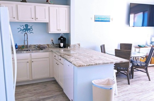 Fort Walton Beach Apartment | Destin west, Ocean view, walk to the beach, lazy river, hot tubs and 7 pools