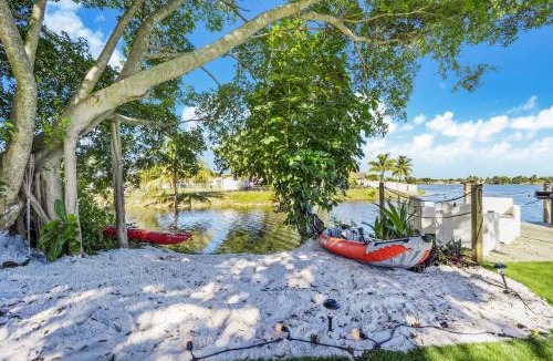 Miami Gardens Villa | Dior Lake Front Villa With Infinity Pool