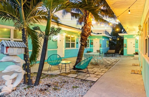 North Beach Apartment | DISCOUNT! Modern Ocean-side studio, 1BR/1bath, Hollywood, Free Parking + BBQ!