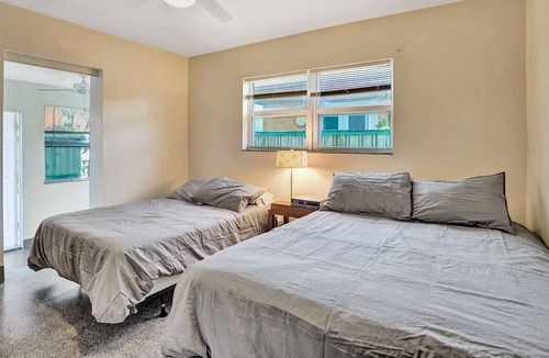 North Beach Apartment | DISCOUNT! Modern Ocean-side studio, 1BR/1bath, Hollywood, Free Parking + BBQ!