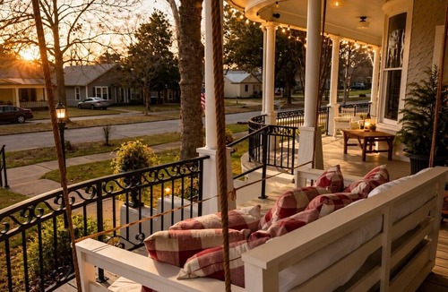 Denison House | Doc Holliday Western Bungalow Walk to Downtown
