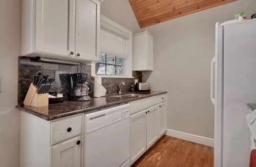 Branson West Cabin | Dog-Friendly Cabin Near Silver Dollar City, Onsite Golf Course & Free Tickets