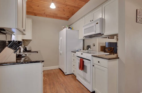 Branson West Cabin | Dog-Friendly Cabin Near Silver Dollar City, Onsite Golf Course & Free Tickets
