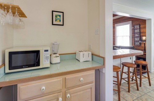 Old Town Cabin | Dog-Friendly Cottage with Private Hot Tub & Garden - Great Downtown Location
