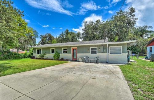 Harbor Oaks Bay Shore House | Dog-Friendly Home w/Gas Grill - Walk to Rose Bay!