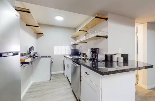 Pueblo Alto Apartment | ⟫ Dog Run & Courtyard 2 Bedroom Apt w/King Bed W&D