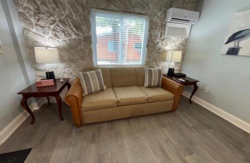 Bonita Shores House | Dolphin Updated Cottage On River - 1 Mile to Beach Kitchen Washer Dryer
