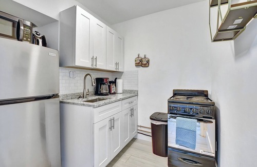 Pineapple Grove Arts District Cottage | Down Town Delray, near Ave and beach, Free parking