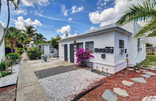 Pineapple Grove Arts District Cottage | Down Town Delray, near Ave and beach, Free parking