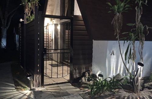 Melbourne Ski Chalet | Downtown, 1 BR, Apt, 2 beds, 1 Bath, A-Frame, laundry, kitchen, 2m2 beach!