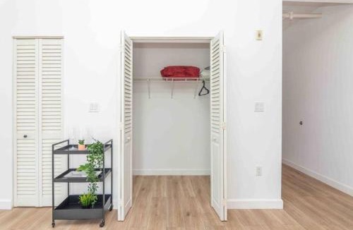 Downtown Miami Apartment | Downtown 1-BR with Balcony - 5 Minutes to Wynwood