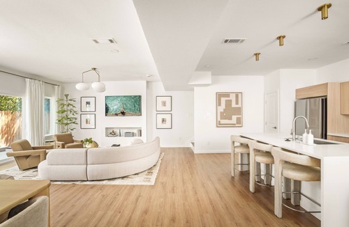 South Central Houston House | Downtown 7 min, Gated Parking, BBQ area