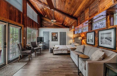 Dunedin Apartment | Downtown Dunedin B&B - Rustic Cabin Studio with Heated Pool