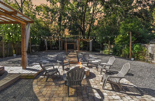 Avondale House | Downtown Jacksonville Retreat | Pet-Friendly with Hot Tub & Backyard Oasis