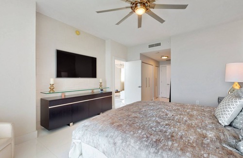 Town Square Condo | Downtown Miami - Luxury 2 Bdrm/3.5 Bath condo with Amazing Bay Views.