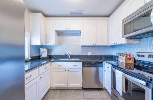 Winter Garden House | Downtown Winter Garden bungalow with private putting green and fire pit