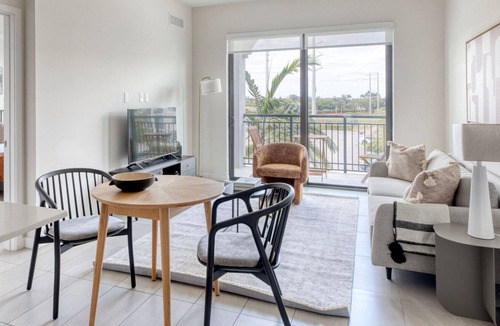 Miramar Apartment | Dreamy Miramar 2BR w/ Gym, Pool & W/D, nr WF, by Blueground