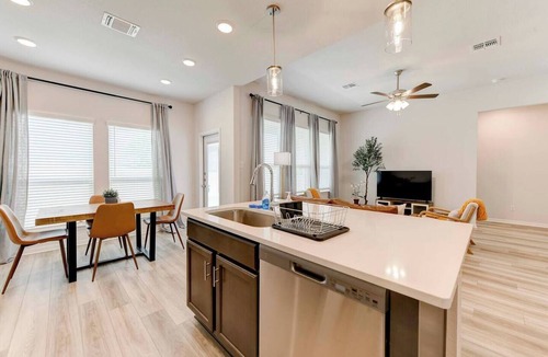 Troy Apartment | DUP Retreat in Troy with 5 Beds