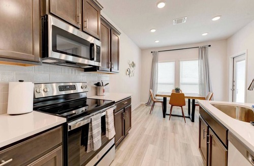 Troy Apartment | DUP Retreat in Troy with 5 Beds