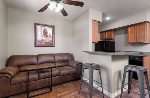 Kenedy Hotel | Eagle's Den Suites Kenedy a Travelodge by Wyndham