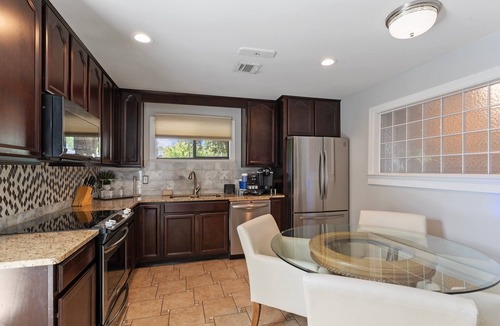 Gunter Afs House | EAST MONTGOMERY GETAWAY KING BEDS COVERED PATIO SMART TVS KITCHEN WELL STOCKED