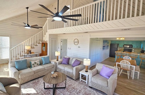 Plantation Cottage | Easy Beach Access - 2 FREE BIKE RENTALS INCLUDED WITH YOUR STAY! PET FRIENDLY