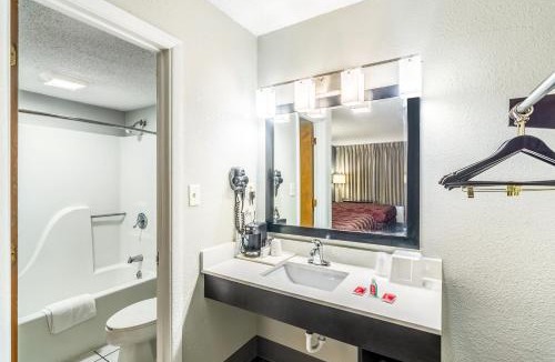 Crestview Cabin | Econo Lodge Crestview South