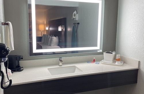 Southside Hotel | Econo Lodge Inn & Suites Near Lackland AFB
