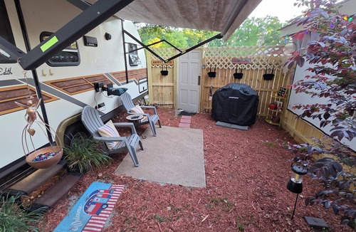 High Springs House | Edith - Glamping in Springs Country. Walk to downtown High Springs!
