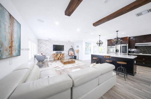 Tamiami House | El Laguito