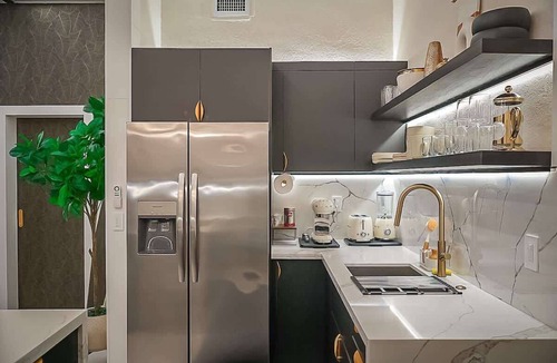 Victoria Park House | Elegant & Chic Condo Prime Location Run by Owners