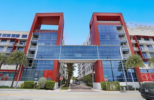 Hollywood Condo | Elegant Condo w/Den and Partial Ocean View-CS20