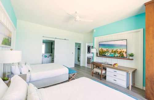 Hollywood Hotel | Elegantly Appointed Oceanview Room For a Luxurious Stay with Outdoor Pool